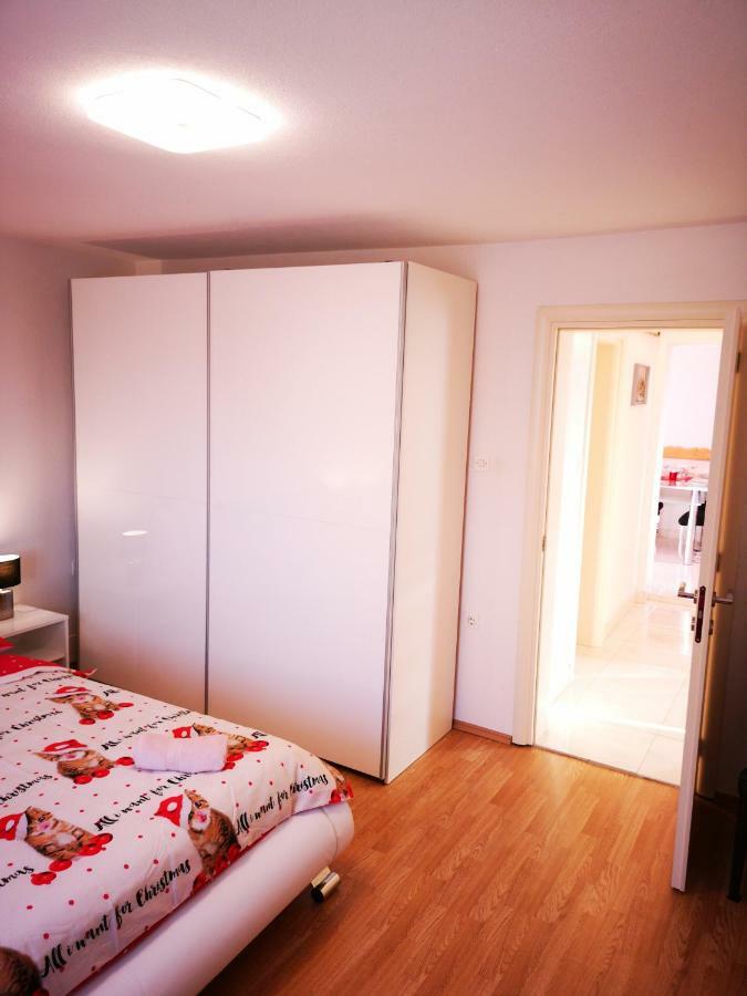 Apartman "Sabine Red" With Heated Pool オミサリ エクステリア 写真