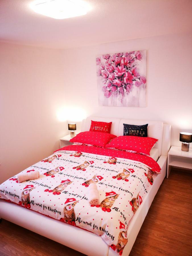 Apartman "Sabine Red" With Heated Pool オミサリ エクステリア 写真